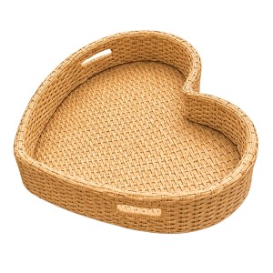 Herzförmiges Schwimmtablett aus Rattan in Naturfarbe mit Griffen. Ideal als Poolzubehör und Servierplatte.