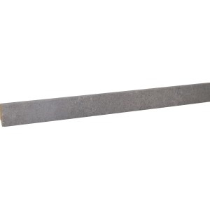 Graue Sockelleiste im Zementestrich-Design, 240 cm lang, für den Wandabschluss und mit integriertem Kabelkanal.