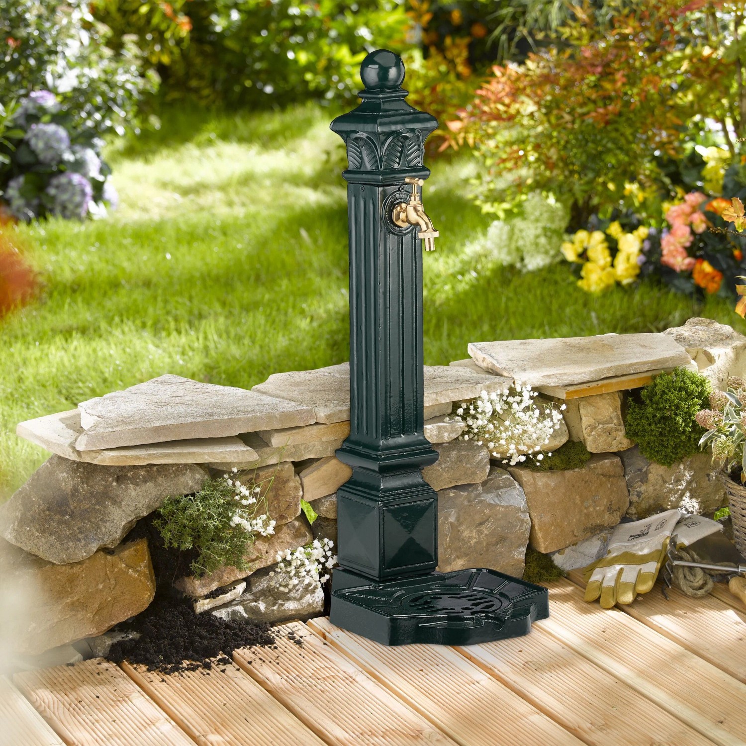 Dunkelgrüner Aluminium-Guss Standbrunnen im Antik-Stil mit goldenem Wasserhahn und Becken. Perfekt für Garten & Terrasse.