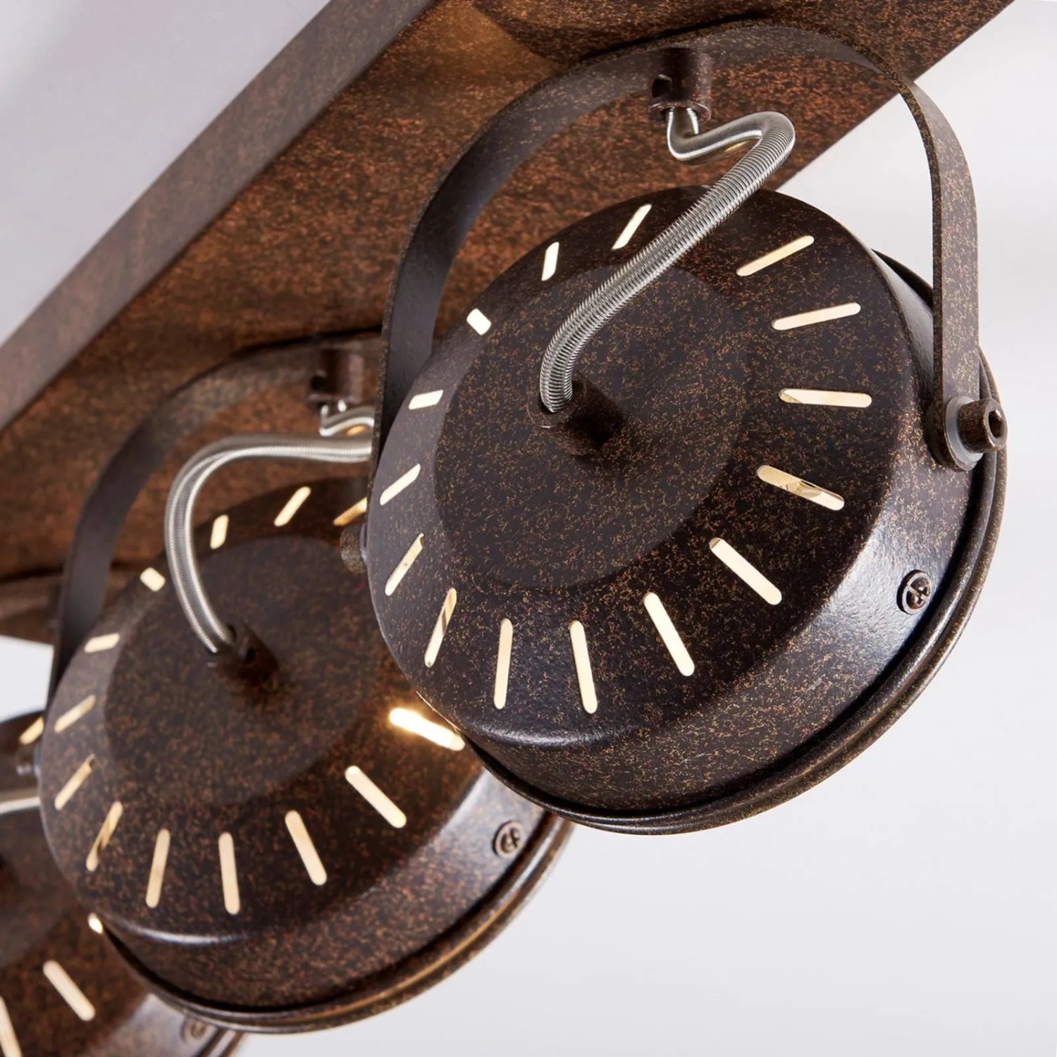 Brauner Lindby Strahler Tamin im Vintage Industrie-Design, 3-flammige Wohnzimmerleuchte aus Metall.