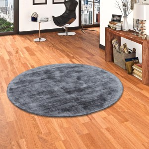 Runder, anthrazitfarbener Designer Teppich "Pergamon Roma" (120cm) auf Holzboden.