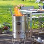 Feuerhand Pyron Feuertonne aus Edelstahl, 25 l, mit brennendem Feuer im Garten.