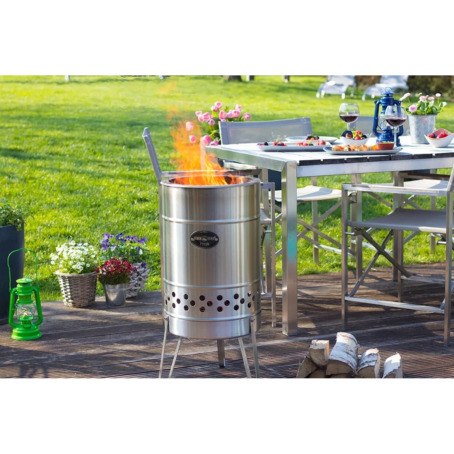 Feuerhand Pyron Feuertonne aus Edelstahl, 25 l, mit brennendem Feuer im Garten.