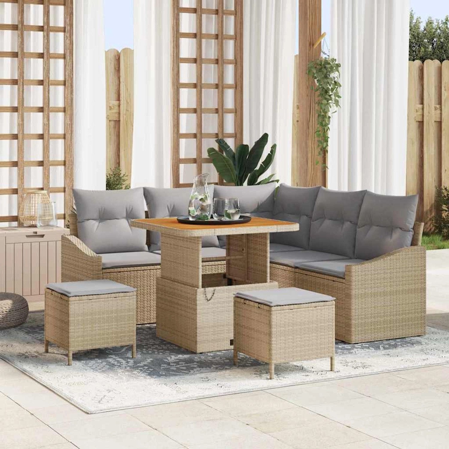 8-teiliges Garten-Sofa-Set aus beigem Poly Rattan mit Tisch und grauen Kissen.