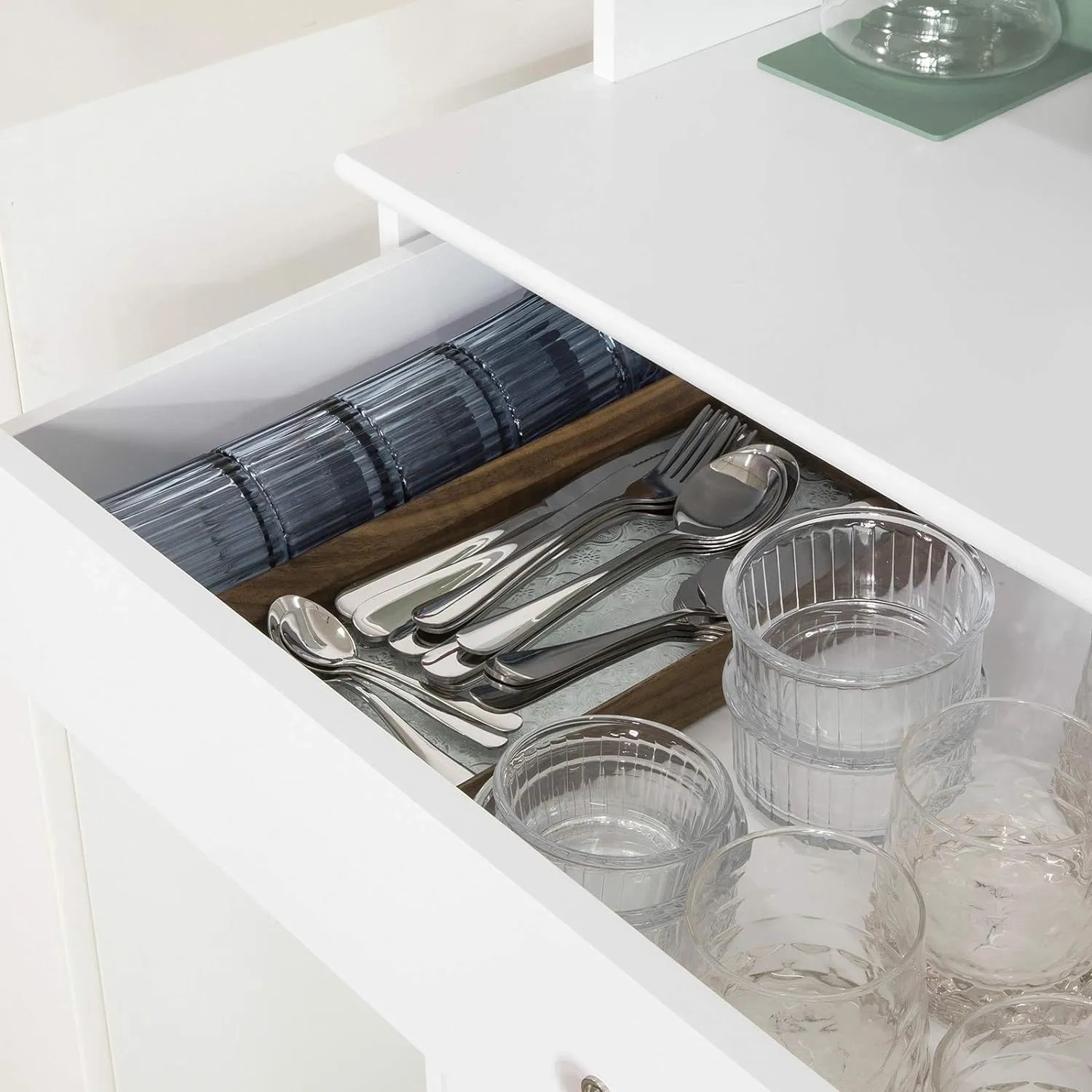 Detailaufnahme: Geöffnete Schublade des weißen SoBuy Küchenschranks mit Besteck und Gläsern.