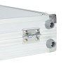 Silberner SPORTNOW Pokerkoffer aus Aluminium. Detail von Scharnier, Schutzecken und Gummifüßen. Robustes Design für Spiel & Spaß.