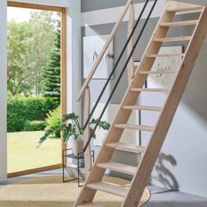 Intercon Raumspartreppe Living aus Fichte mit einseitigem Holz-Metall-Geländer, helle Innentreppe.