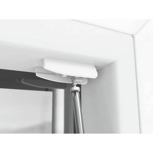 Detailaufnahme der Montage eines weißen Schöner Wohnen Thermo-Plissees am Fensterrahmen.