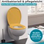 Curry-gelber Calmwaters WC-Sitz aus Duroplast mit Absenkautomatik in modernem Bad. Antibakteriell, abnehmbar.