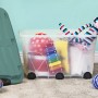 Rotho Rollbox Roller 6 Mistletoe Green (57 l) mit Spielzeug gefüllt.