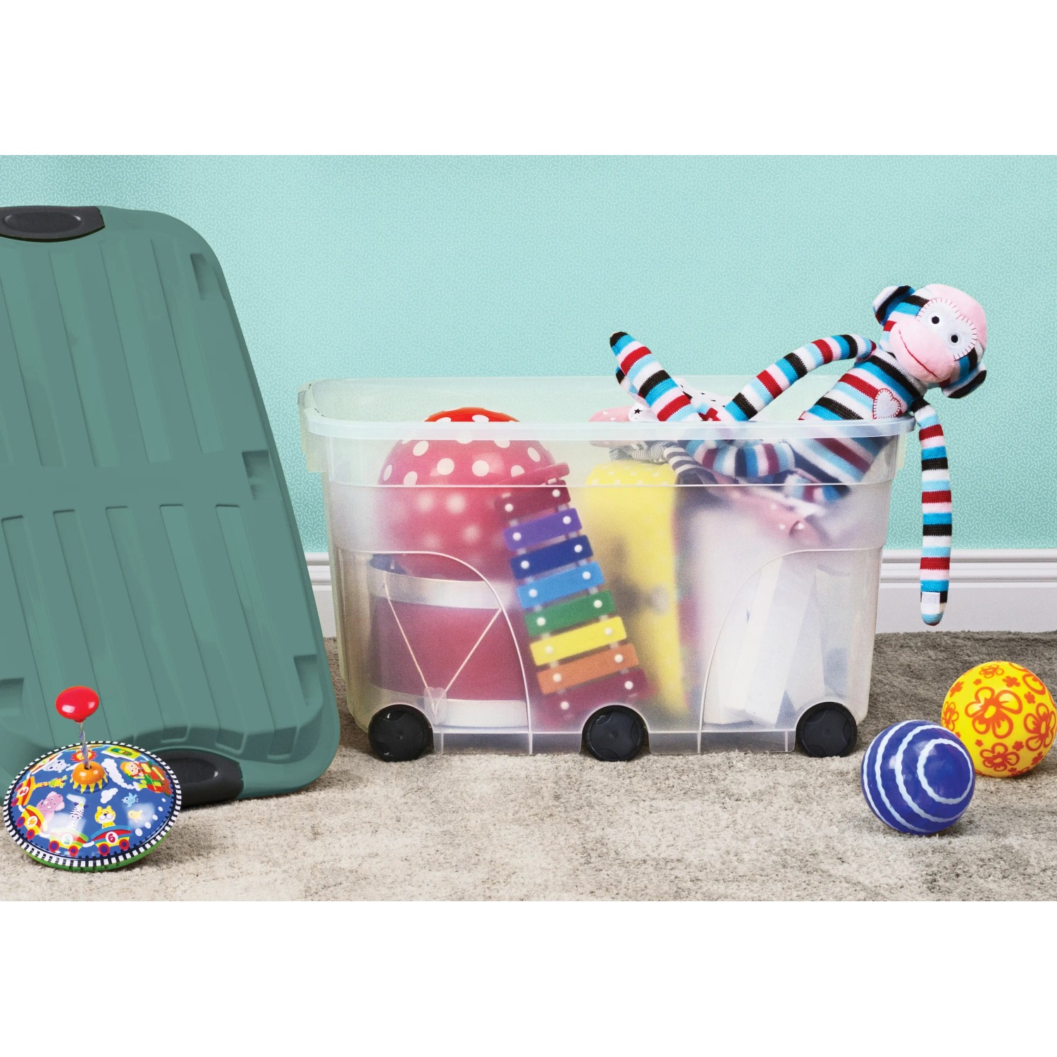 Rotho Rollbox Roller 6 Mistletoe Green (57 l) mit Spielzeug gefüllt.