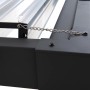 Detailaufnahme der anthrazitfarbenen Sunjoy Multi-Pergola Matterhorn mit Kette zur Lamellenverstellung.
