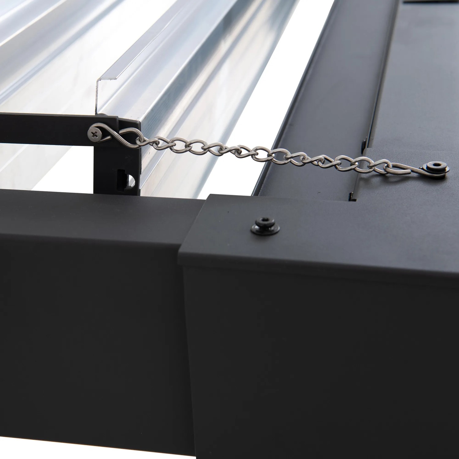 Detailaufnahme der anthrazitfarbenen Sunjoy Multi-Pergola Matterhorn mit Kette zur Lamellenverstellung.
