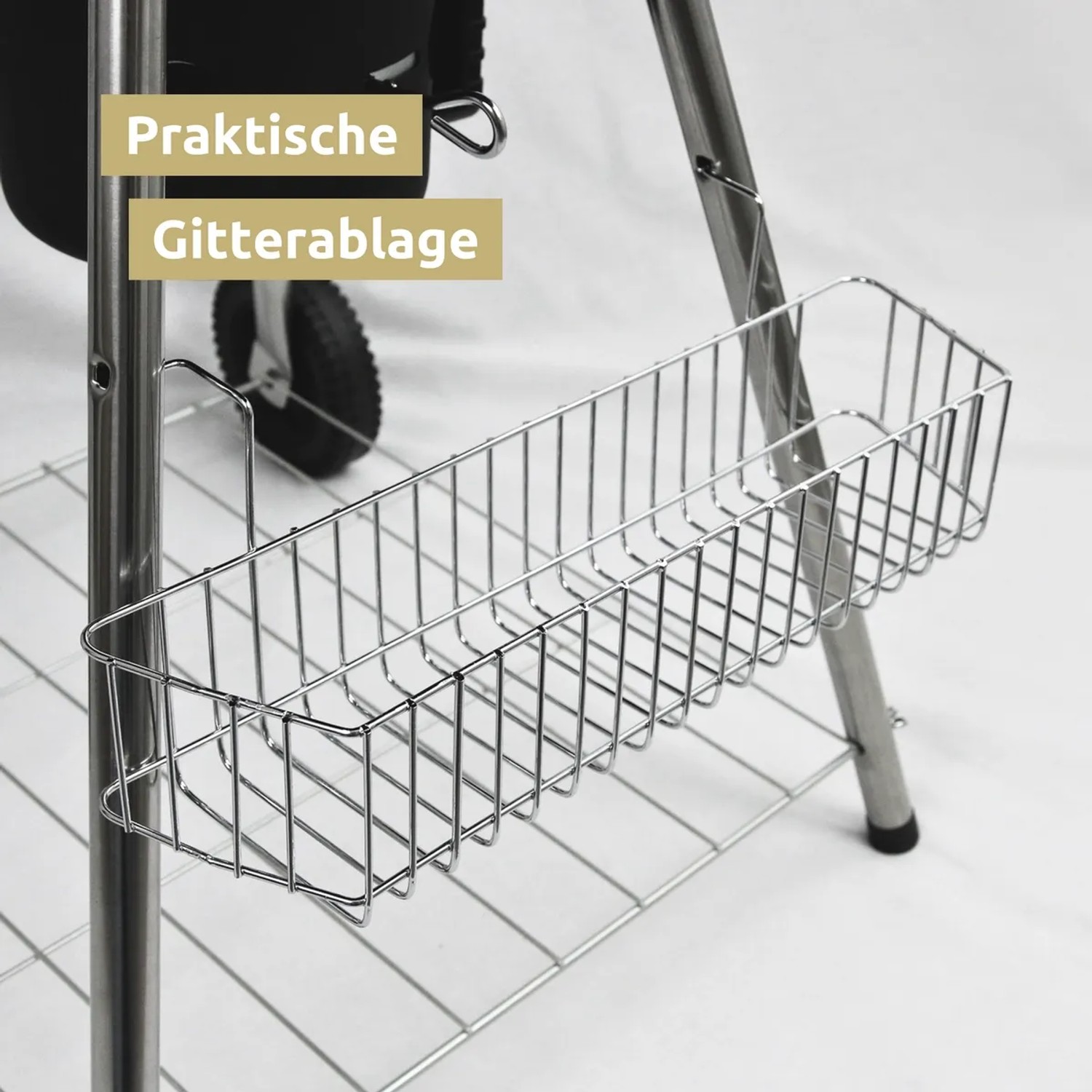 Detailaufnahme: Ablagekorb des deluxe4home BBQ Kugelgrills. Praktischer Stauraum für Grillzubehör.