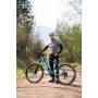 Blaues Fischer E-Bike Mountainbike 27,5 Montis 6.0i mit Fahrer auf einem Waldweg.