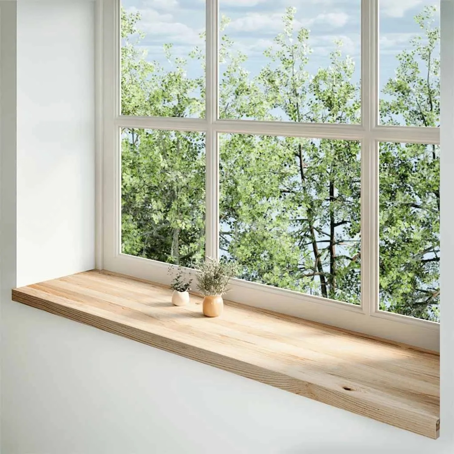 Helle, unbehandelte Eichenholz-Fensterbank aus Massivholz im Fensterrahmen, dekoriert. Robustes Fensterbrett.
