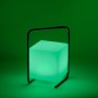 Just Light LED-Tischleuchte Keno, schwarz, mit grün leuchtendem Würfel unter einem Tragegestell.