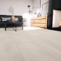 Anaturo Rigid-Vinylboden Mio 55 Click Plus Stone Treviso in Wohnraum mit beigem Steindekor.