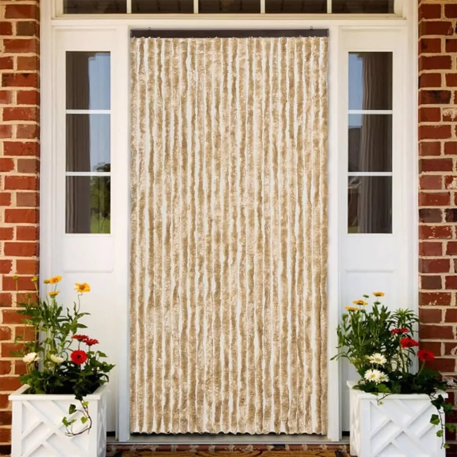 Beiger vidaXL Insektenschutz-Vorhang aus Chenille, 100x220 cm, an einer weißen Tür. Ideal als Fliegenvorhang.