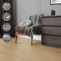 Selbstklebender Vinylboden in Natur Eiche Optik, verlegt in Wohnraum mit Möbeln.