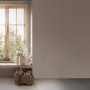 Heller Raum mit graubeiger Vliestapete Uni Matt Glatt FSC®, Fenster und Dekoration.