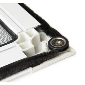 Detailansicht: Weiße Avosdim Fliegengitter Schiebetür aus Aluminium mit Rolle.