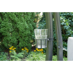 Getränkehalter transparent mit Becher für Hollywoodschaukel, am Gestell befestigt.