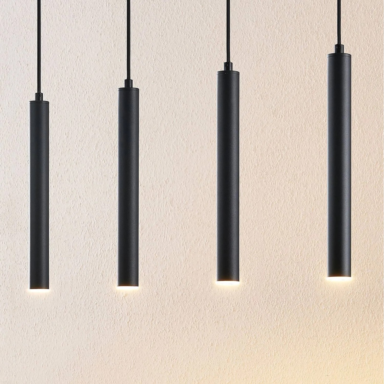 Moderne, schwarze LED-Hängeleuchte Kammeron mit 4 Strahlern für Wohnzimmer & Esszimmer.