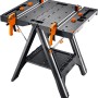 Worx Pegasus WX051 Multifunktions-Arbeitstisch, klappbar mit Ablagefläche und orangefarbenen Klemmen.