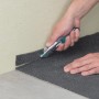 Wolfcraft Sicherheitsmesser schneidet Teppichboden. Profi-Messer mit Trapezklinge.