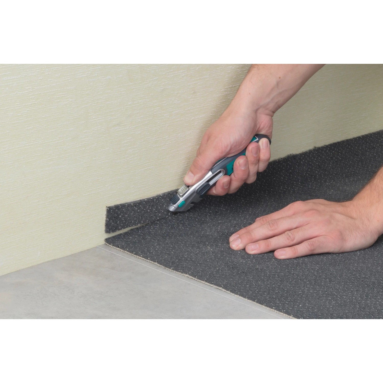 Wolfcraft Sicherheitsmesser schneidet Teppichboden. Profi-Messer mit Trapezklinge.