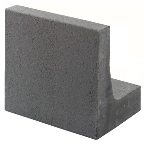 Grauer Kann Winkelstein (80x40x40 cm) zur Geländeabstützung und Einfassung im Garten.