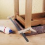 LUX Leimzwinge 600 mm Classic im Einsatz zum Verleimen von Holz, mit Leimflasche.
