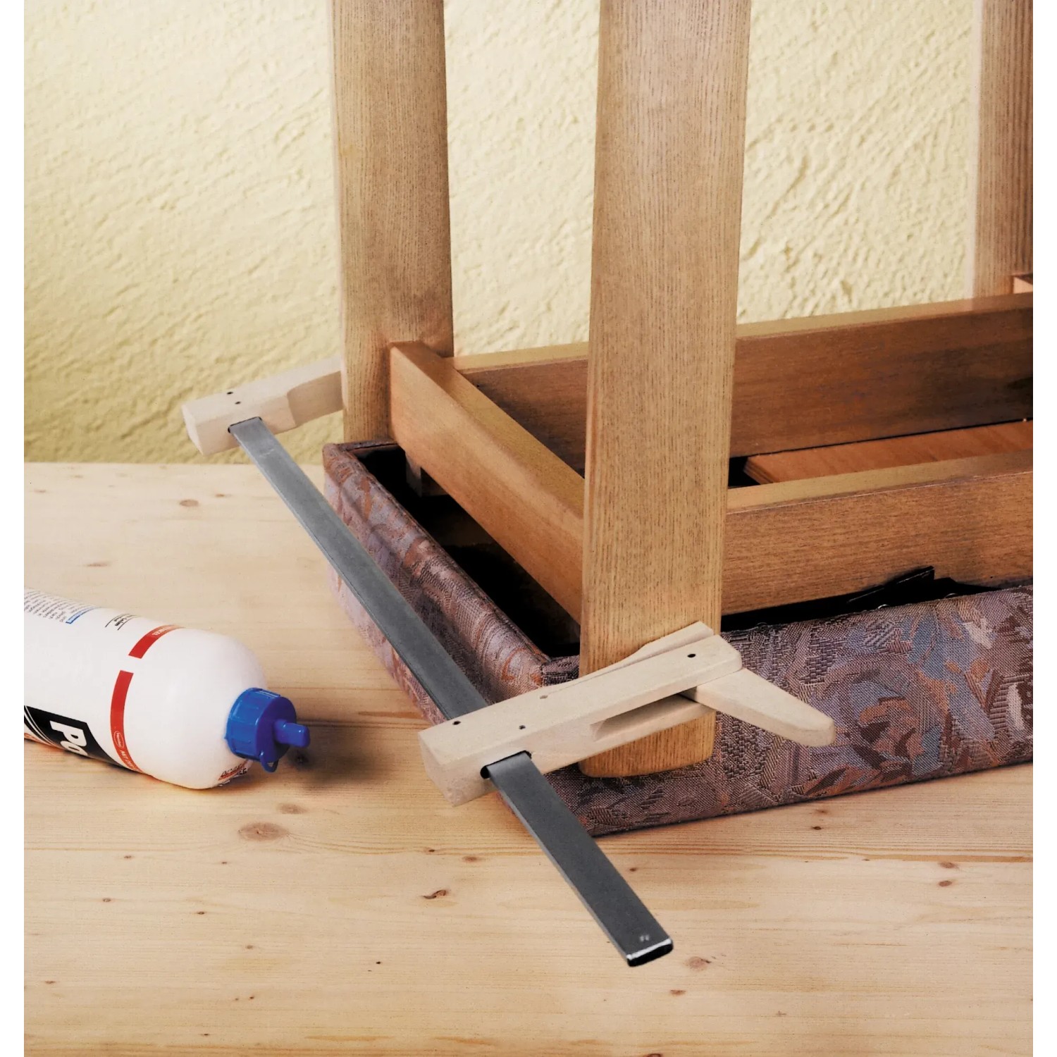 LUX Leimzwinge 600 mm Classic im Einsatz zum Verleimen von Holz, mit Leimflasche.