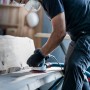 Mann schleift Holz mit Bosch Exzenterschleifer und M480 Schleifblatt K240.
