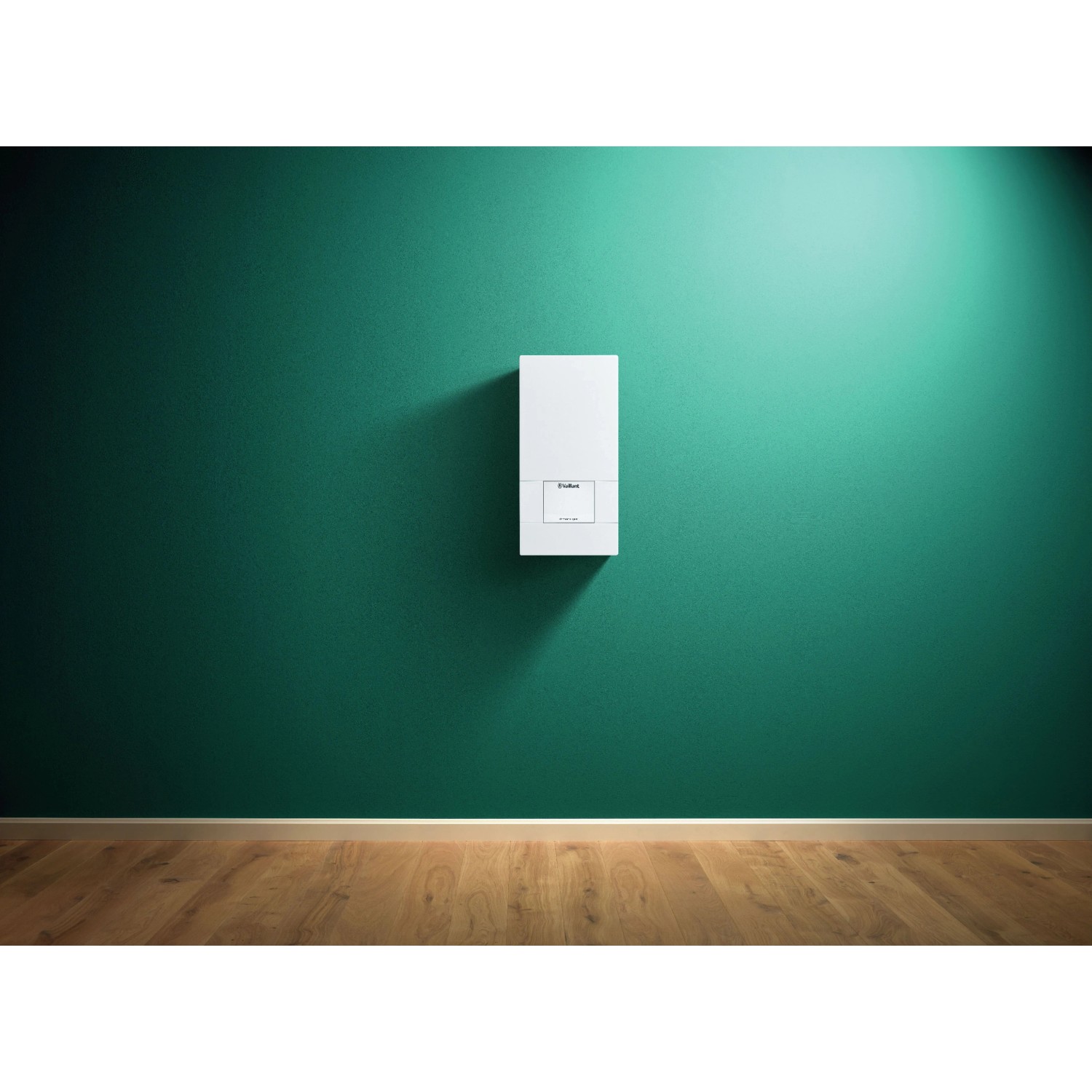 Vaillant elektronischer Durchlauferhitzer, 21 kW, druckfest, montiert an grüner Wand.