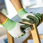 Hände mit LUX Arbeitshandschuhen Eco Gr. 10 bei Montagearbeiten mit Werkzeug.