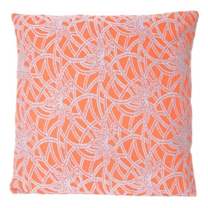 Quadratisches Deko-Kissen 45x45cm in Orange mit weißem, barockem Muster. Polyester-Sitzkissen mit Füllung.
