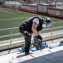 Mann bohrt mit Bosch Expert Hammerbohrer SDS Plus-7X (8mm) in Beton. Betonbohrer im Einsatz.