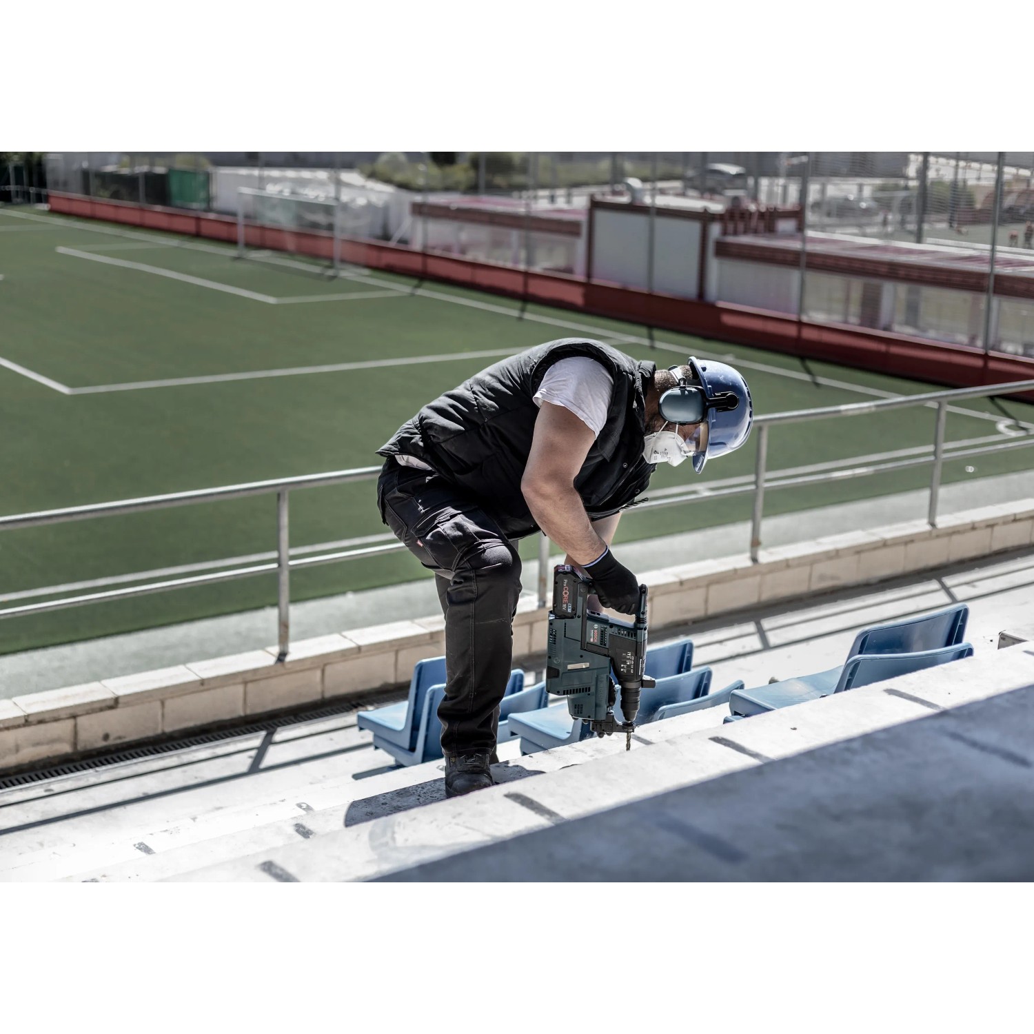 Mann bohrt mit Bosch Expert Hammerbohrer SDS Plus-7X (8mm) in Beton. Betonbohrer im Einsatz.