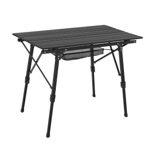 Schwarzer, faltbarer Juskys Campingtisch Picco mit Ablagenetz und Aluminiumgestell.