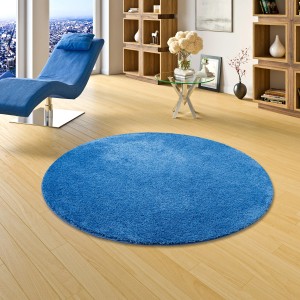 Runder, blauer Snapstyle Hochflor Shaggy Teppich Palace, 133x133cm, auf hellem Holzboden.