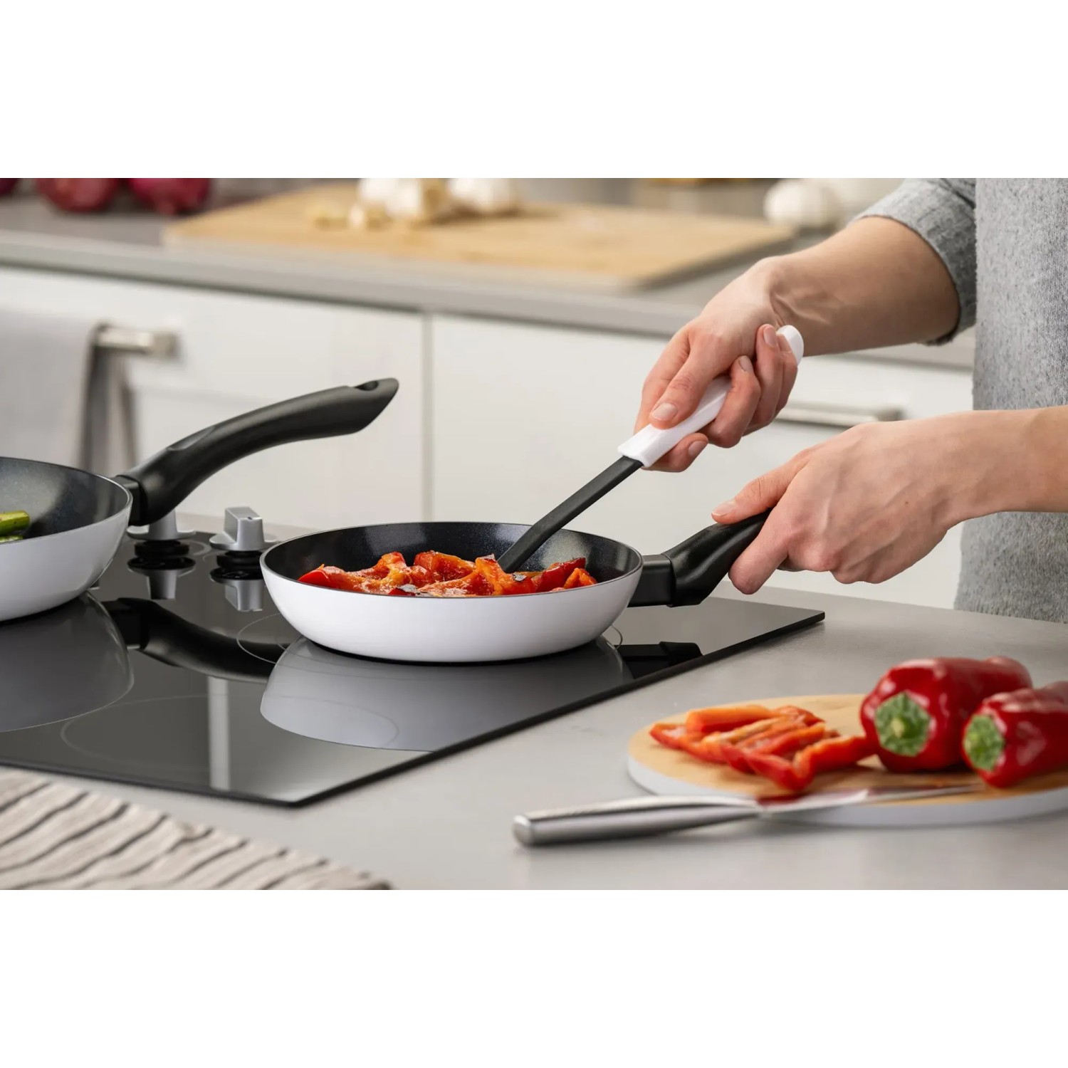 Fackelmann Arcadalina Pfanne (20 cm) mit Keramikbeschichtung beim Kochen auf Induktionsherd.