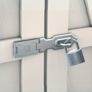 Basi Sicherheitsüberfalle 160mm mit Gelenk und Vorhängeschloss an einer Holztür.