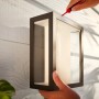 Montage der breiten Philips Hue Impress LED-Wandleuchte in Schwarz für den Außenbereich.