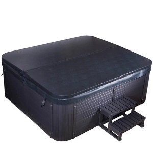 Abgedeckter Home Deluxe Outdoor Whirlpool Beach Plus mit Treppe, geeignet für 2 Personen.