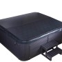 Abgedeckter Home Deluxe Outdoor Whirlpool Beach Plus mit Treppe, geeignet für 2 Personen.