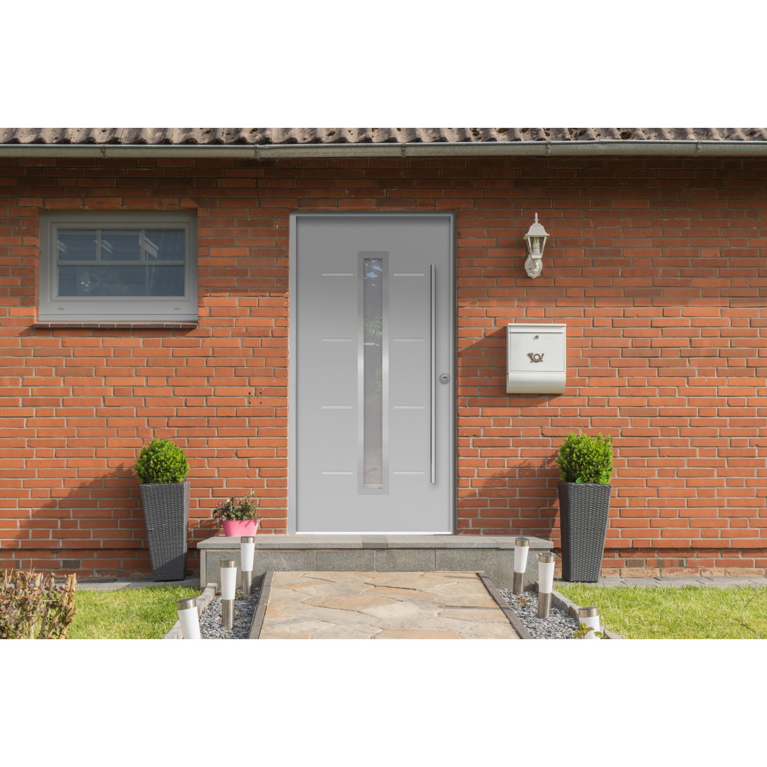 Graue Sicherheits-Haustür ThermoSpace Milano Prime RC2 110x210 cm mit Edelstahlgriff und Glaseinsatz.