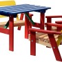 Mehrfarbige Kindersitzgarnitur (4-teilig) aus FSC®-Kiefernholz mit Tisch, Bank und zwei Stühlen.