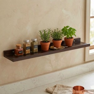 Dunkelbraunes Relaxdays Wandregal aus Walnussholz, 100 cm, mit Gewürzen und Kräutern dekoriert.